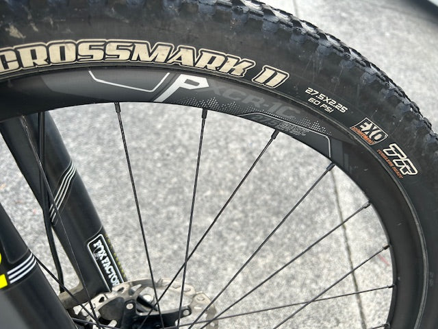 Giant Anthem Carbon 27.5 MTB with Giant composite wheels - Large