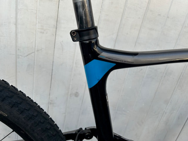 Giant Anthem Carbon 27.5 MTB with Giant composite wheels - Large