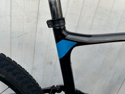 Giant Anthem Carbon 27.5 MTB with Giant composite wheels - Large