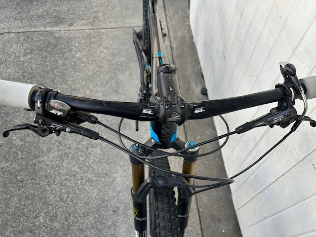 Giant Anthem Carbon 27.5 MTB with Giant composite wheels - Large