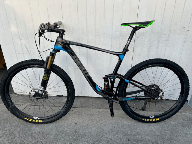 Giant Anthem Carbon 27.5 MTB with Giant composite wheels - Large