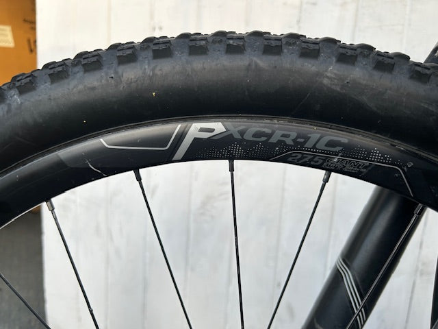Giant Anthem Carbon 27.5 MTB with Giant composite wheels - Large